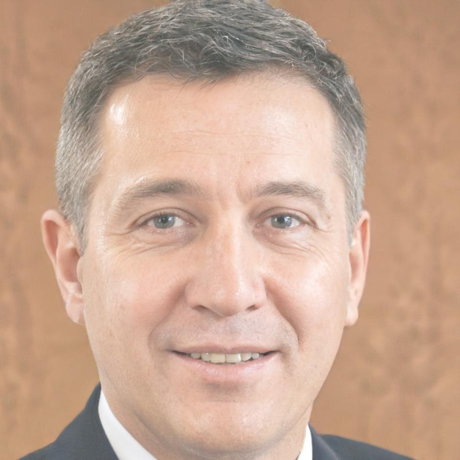 Retrato profesional de Sergio Montaña, especialista en presupuestos familiares